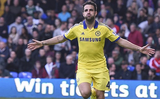 Cesc Fabregas, záloník londýnské Chelsea, oslavuje svj gól, který vstelil v...