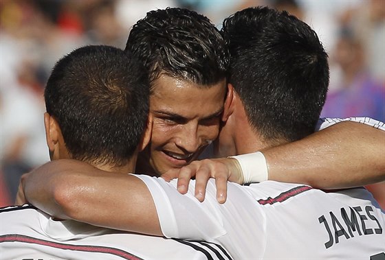 Hvzdný útoník Realu Madrid Cristiano Ronaldo (uprosted) se raduje se...
