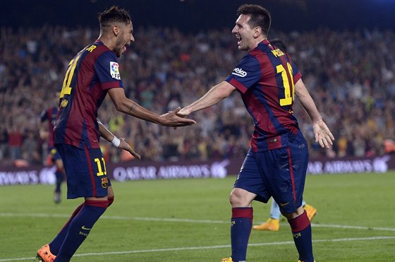 Lionel Messi (vpravo) a Neymar se radují v dresu Barcelony. Mladí Neymar je zatím ve stínu slavnjího spoluhráe. Vystoupí z nj nkdy?