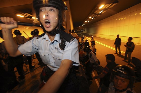 Stovky písluník hongkongské policie v úterý vtrhly do tunelu poblí vládního...