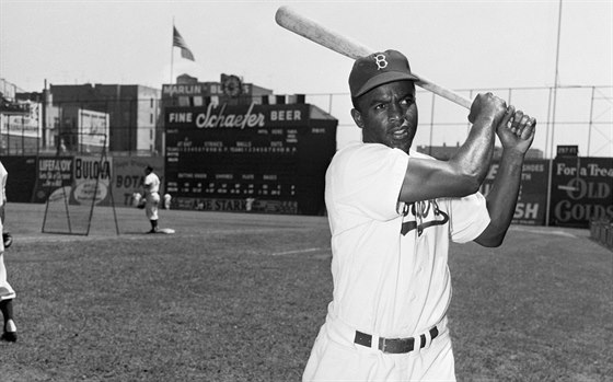 Jackie Robinson byl prvním profesionálním afroamerickým baseballistou.