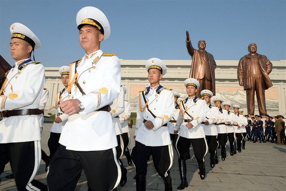 Severokorejtí vojáci pochodují Pchjongjangem bhem oslav 69. výroí zaloení...