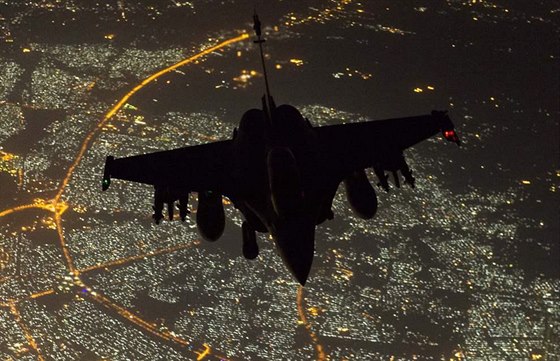 Letounu Rafale francouzského letectva během mise proti islamistům v Iráku