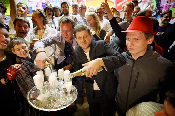 Lídr hnutí Žít Brno Matěj Hollan (uprostřed) při oslavách volebního úspěchu....