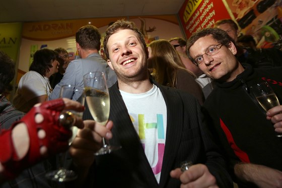 Lídr hnutí Žít Brno Matěj Hollan (uprostřed) při oslavách volebního úspěchu....