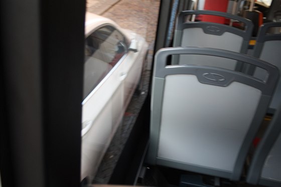 Autobus má v malých ulikách problémy vyhnout se zaparkovaným autm.