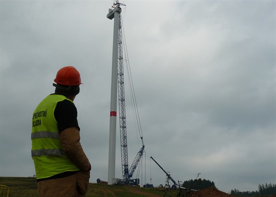 Stavba vtrné elektrárny v obci Vítzná na Trutnovsku.