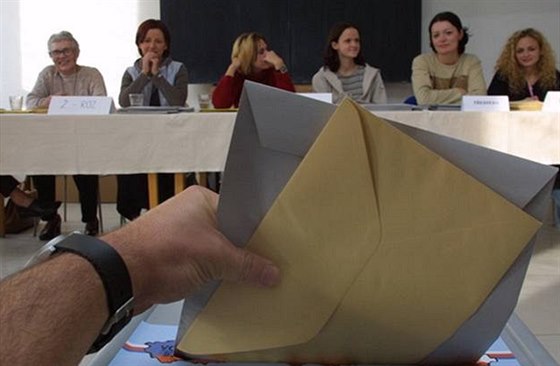 Lidé s hláenou adresu na radnici musejí volit v "radniním" okrsku. (ilustraní snímek)
