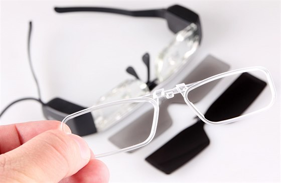Vyzkoušeli jsme chytré brýle Moverio. Umí víc než Glass a stojí polovinu -  iDNES.cz