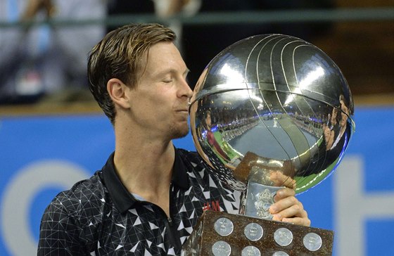 TA TROFEJ U JE MOJE. Tomá Berdych po triumfu na turnaji ve Stockholmu. 