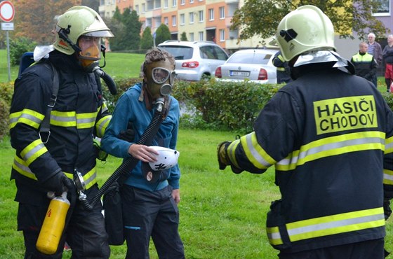 Ti, které hasii ve tvrtek vyvádli do bezpeí, se mohli u den po poáru vrátit do svých domov.