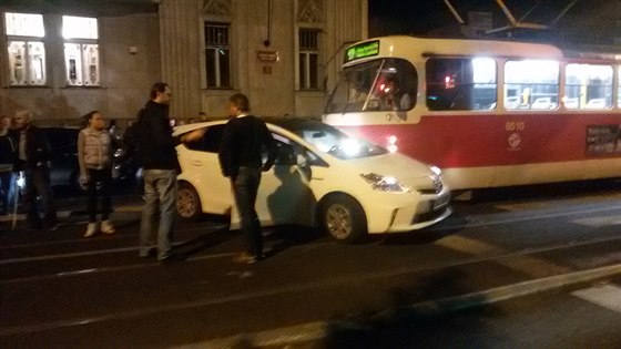 Nehoda tramvaje a auta na Raínov nábeí v dob konání vodní show.