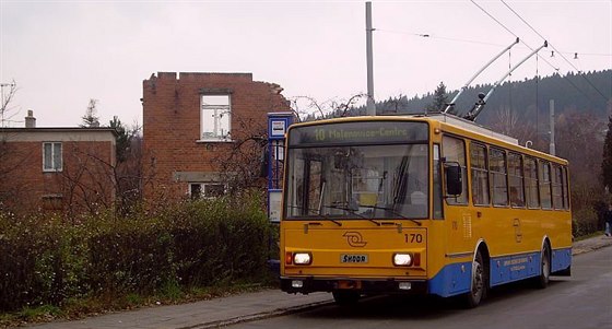 Trolejbus 14Tr na lince íslo 10 na zlínské zastávce Podvesná XVII.