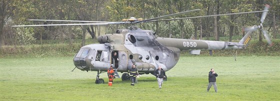 Vojáci už krátce po neštěstí nasadili na místě svůj vrtulník.
