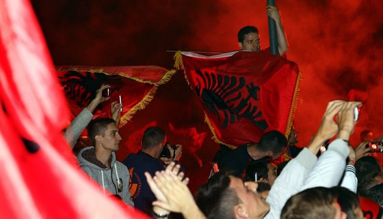 Zápas se nedohrál, ale albántí fanouci oslavovali své fotbalisty u ped...