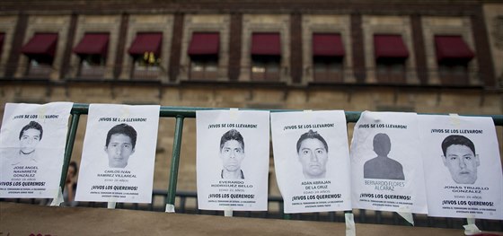 Portréty pohřešovaných studentů před Národním palácem v hlavním městě Mexiku