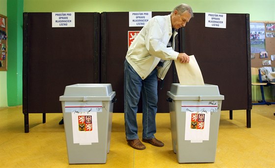 Jedna z volebních místností v Olomouckém kraji bhem komunálních voleb 2014.