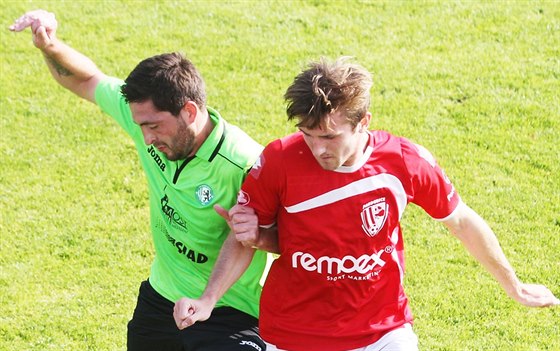 Pardubický fotbalista Dominik Fusek (vpravo) v utkání s Mostem.