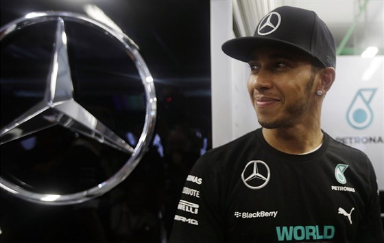Lewis Hamilton v zázemí stáje Mercedes