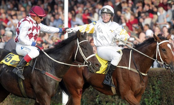 Josef Váa (vlevo) a Martina Riková v cíli Velké pardubické.