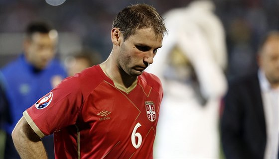 Srbský fotbalista Branislav Ivanovi smutn opoutí hit.