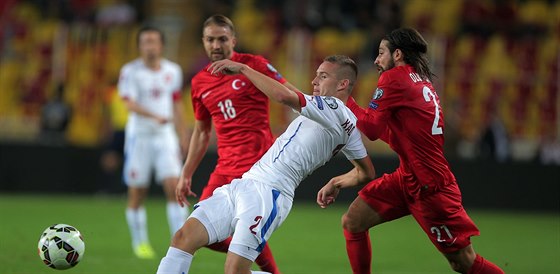 Turecký fotbalista Olcay Sahan (vpravo) svádí souboj s eským obráncem Pavlem...