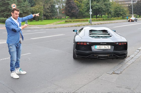 Leo Mare osobn vyprovázel kolonu luxusních aut. Neekan si tak zahrál na...