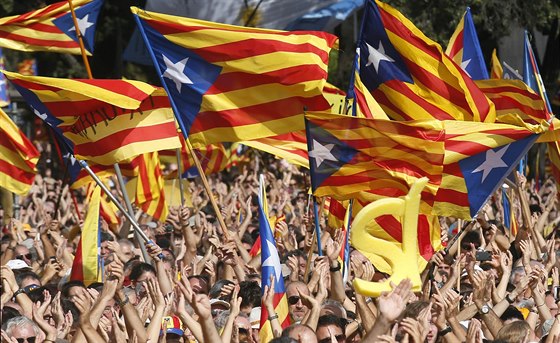 Demonstrace za katalánskou nezávislost na náměstí Catalunya v Barceloně (19....