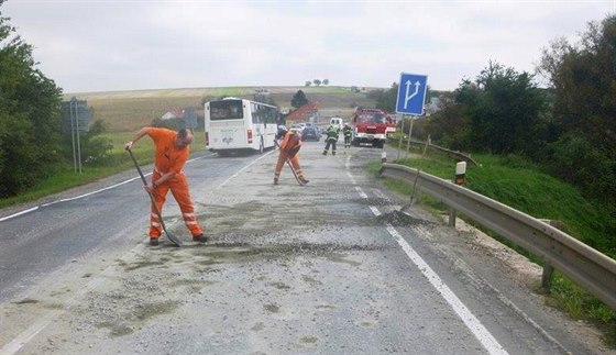 Hasii odklízeli beton ze silnice run.