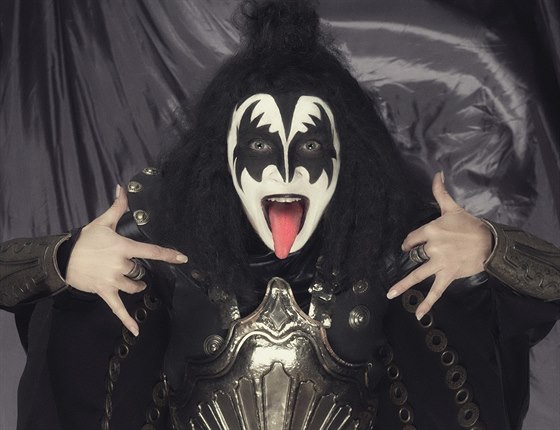 Chantal Poullain coby Gene Simmons z kapely Kiss v kalendi Promny 2015