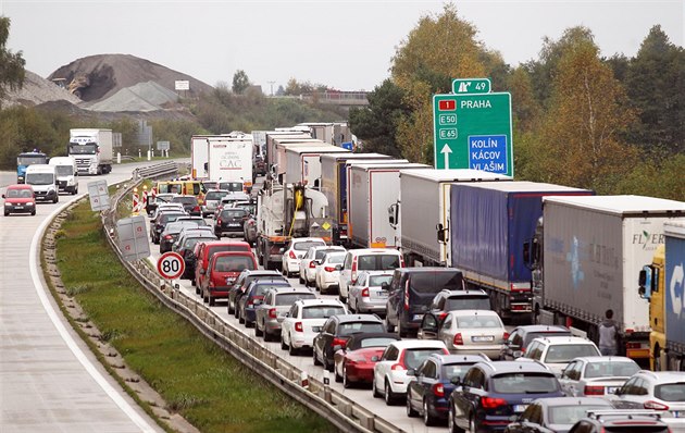 Kvli zprovoznní ásti dálnice D1 a zakreslení vodorovného znaení na 45....