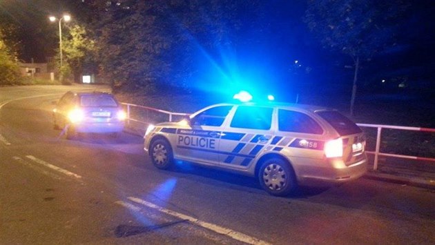 Čtrnáctiletý chlapec si půjčil dědovo auto, při jízdě narazil na policisty