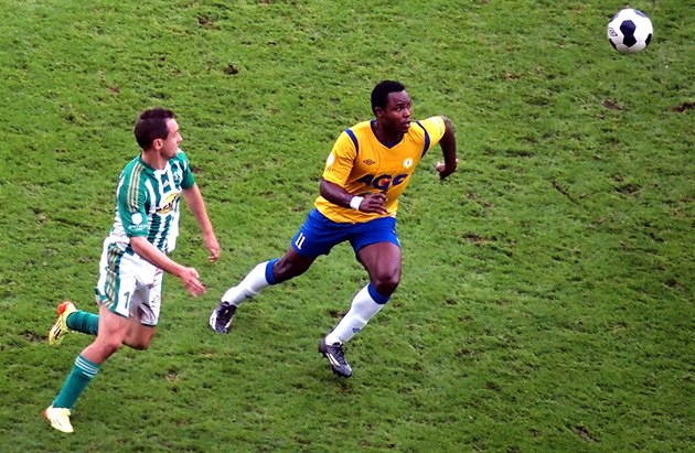Teplický fotbalista Eugene Salami (vpravo) se sna�í dostihnout balon d�ív ne�...