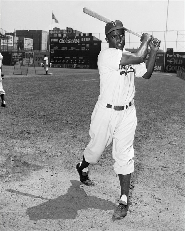 Jackie Robinson byl prvním profesionálním afroamerickým baseballistou.