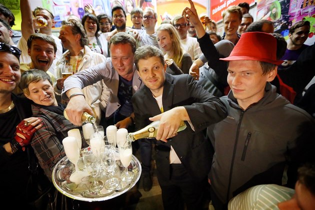 Lídr hnutí �ít Brno Mat�j Hollan (uprost�ed) p�i oslavách volebního úsp�chu....