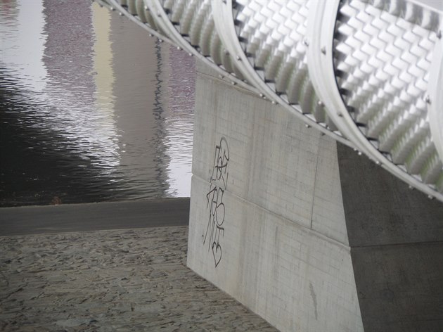 Trojský most poznal první útok vandal