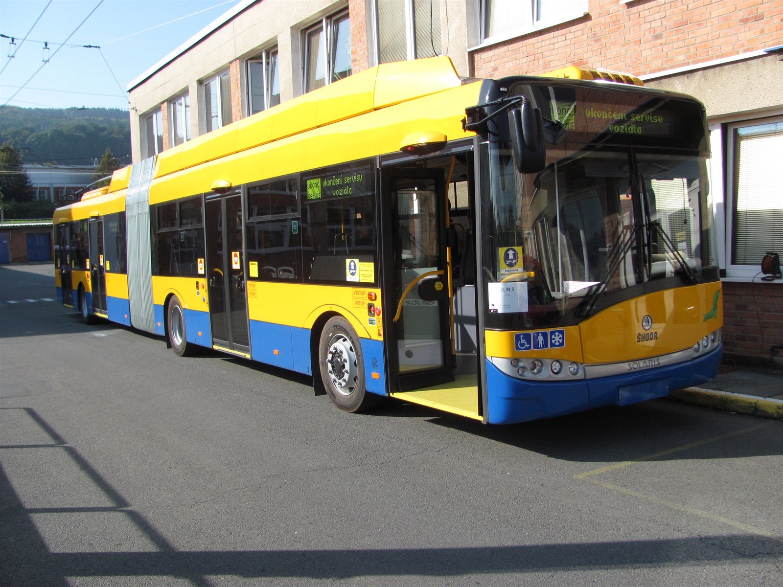 Jeden z nových trolejbus�, které nyní po�ídila Dopravní spole�nost Zlín -...