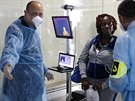 Kontroly na ebolu na marockém letiti. 