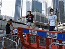 Prodemokratití akticisté staví barikády v Hongkongu.