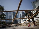 Demonstranté staví bambusové barikády v Hongkongu.