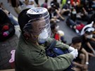 Demonstranté se vybavili ochrannými prostedky proti slznému plynu.