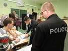 Policisté preventivn� kontrolují volební místnost v ústecké �tvrti St�ekov....