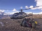 Nepáltí vojáci transportují jednu z obtí laviny u soutsky Thorong La (14....