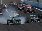 Nico Rosberg si práv nií pneumatiky, vedle nj je Lewis Hamilton.