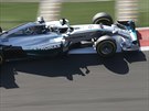 Lewis Hamilton projídí zatáku ve Velké cen Ruska.