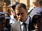 Oscar Pistorius pichází k soudu (13. íjna 2014).