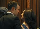 Oscar Pistorius v soudní místnosti se svou sestrou Aimee (13. íjna 2014).