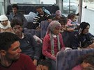 Kurdtí uprchlíci ze syrského Kobani pijídí do irácké provincie Duhúk (11....