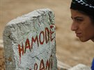 Píbuzný u hrobu Hamode, který byl zabit v boji proti Islámskému státu v Kobani...