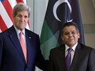 Americký ministr zahranií John Kerry (vlevo) na jednání s libyjským ministrem...
